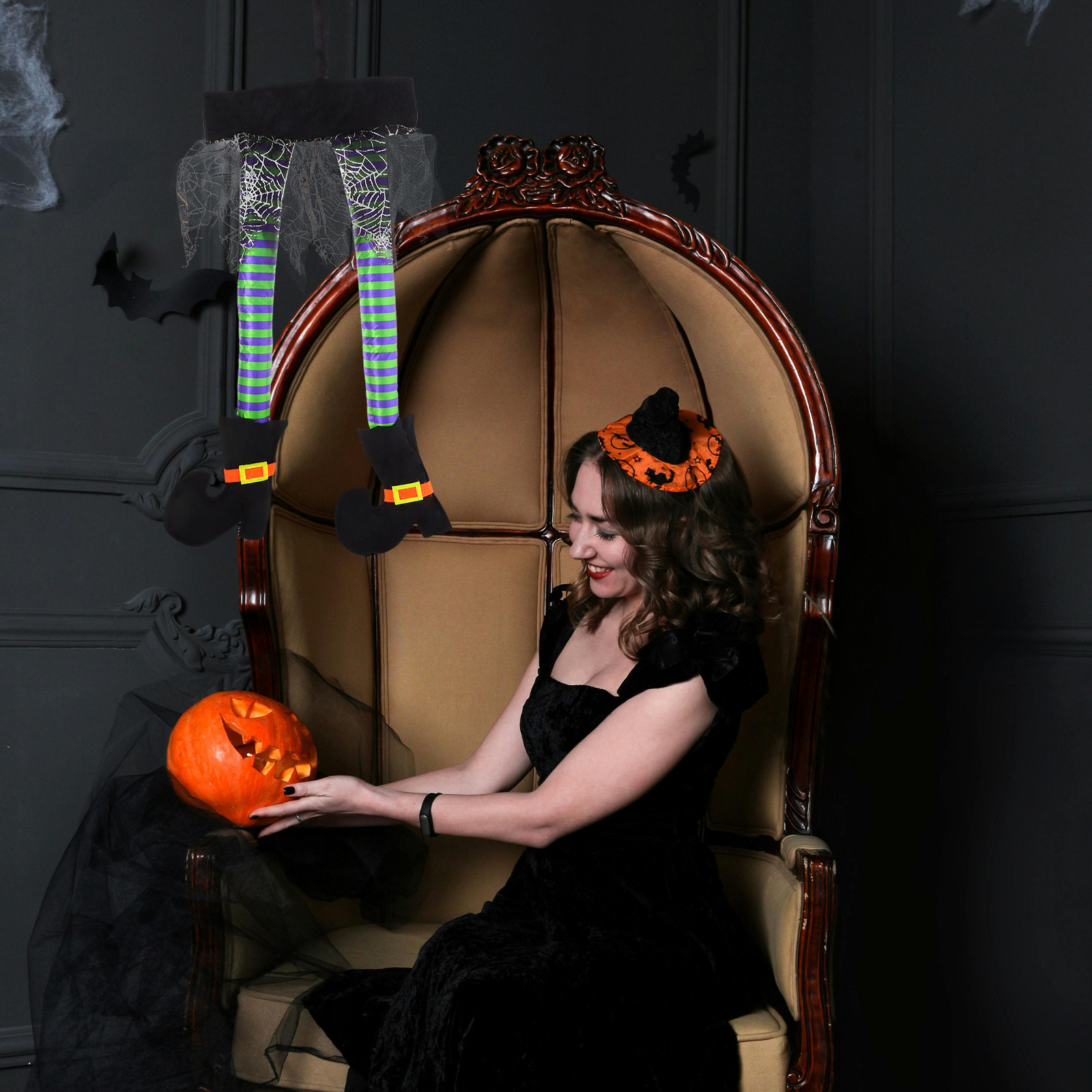 Spider Web Halloween Decoration - Halloweenowe wiszące nogi wiedźmy, unikalne paski,
